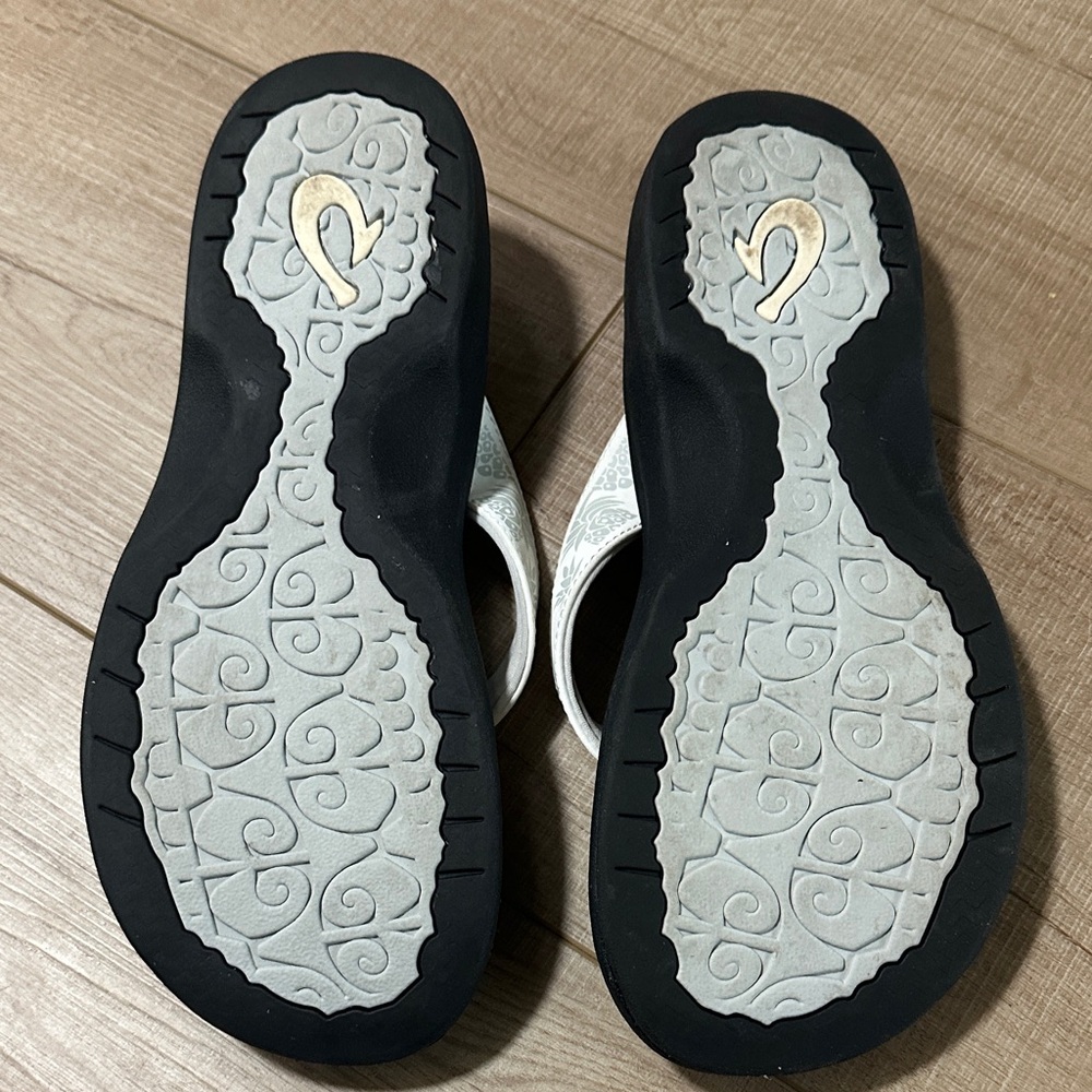 OluKai Women’s Flip Flop Sandals. White with Pineapples - Picture 6 of 10